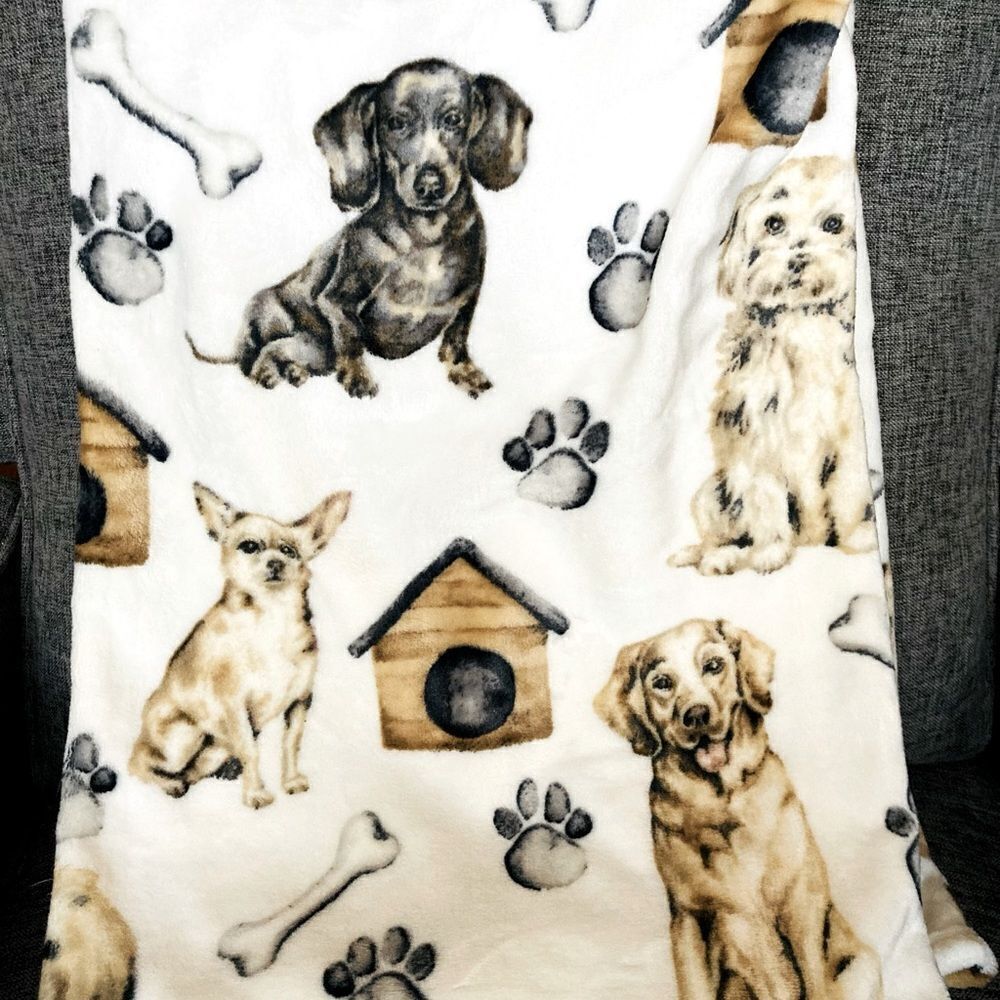NWT Plush Lifelike Dogs Print Throw Blanket